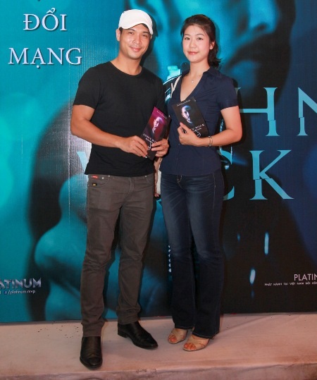 Nam diễn viên, ca sĩ Trương Thế Vinh cũng gây chú ý khi đi cùng cô bạn gái làm phi công của mình.