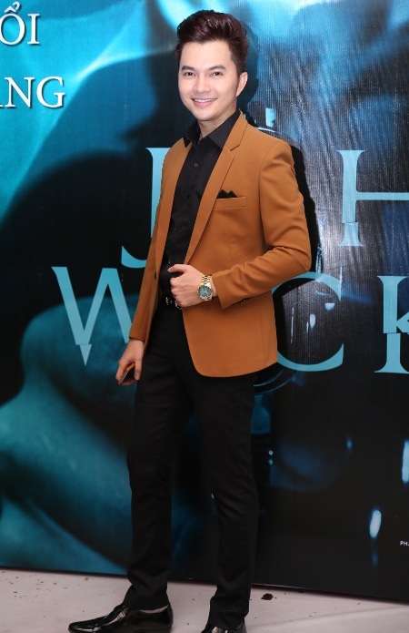 Nam diễn viên, ca sĩ Trương Thế Vinh cũng gây chú ý khi đi cùng cô bạn gái làm phi công của mình.