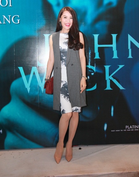 Quế Vân xuất hiện trong trang phục khác với mọi lần, khi diện bộ váy khá giản dị và kín đáo.