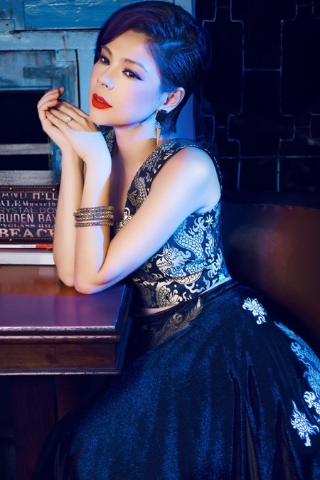 Thanh Thảo buồn man mác bên khung cửa sổ - 6 Trong không gian đậm chất thơ, nỗi buồn dường như bao trùm cả cảm xúc của nữ ca sĩ.