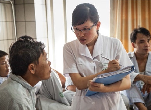 Abbott nỗ lực giúp cộng đồng hiểu đúng về thiếu hụt dinh dưỡng - 1 Chuyên viên chăm sóc dinh dưỡng đang hỏi han, tư vấn cho bệnh nhân