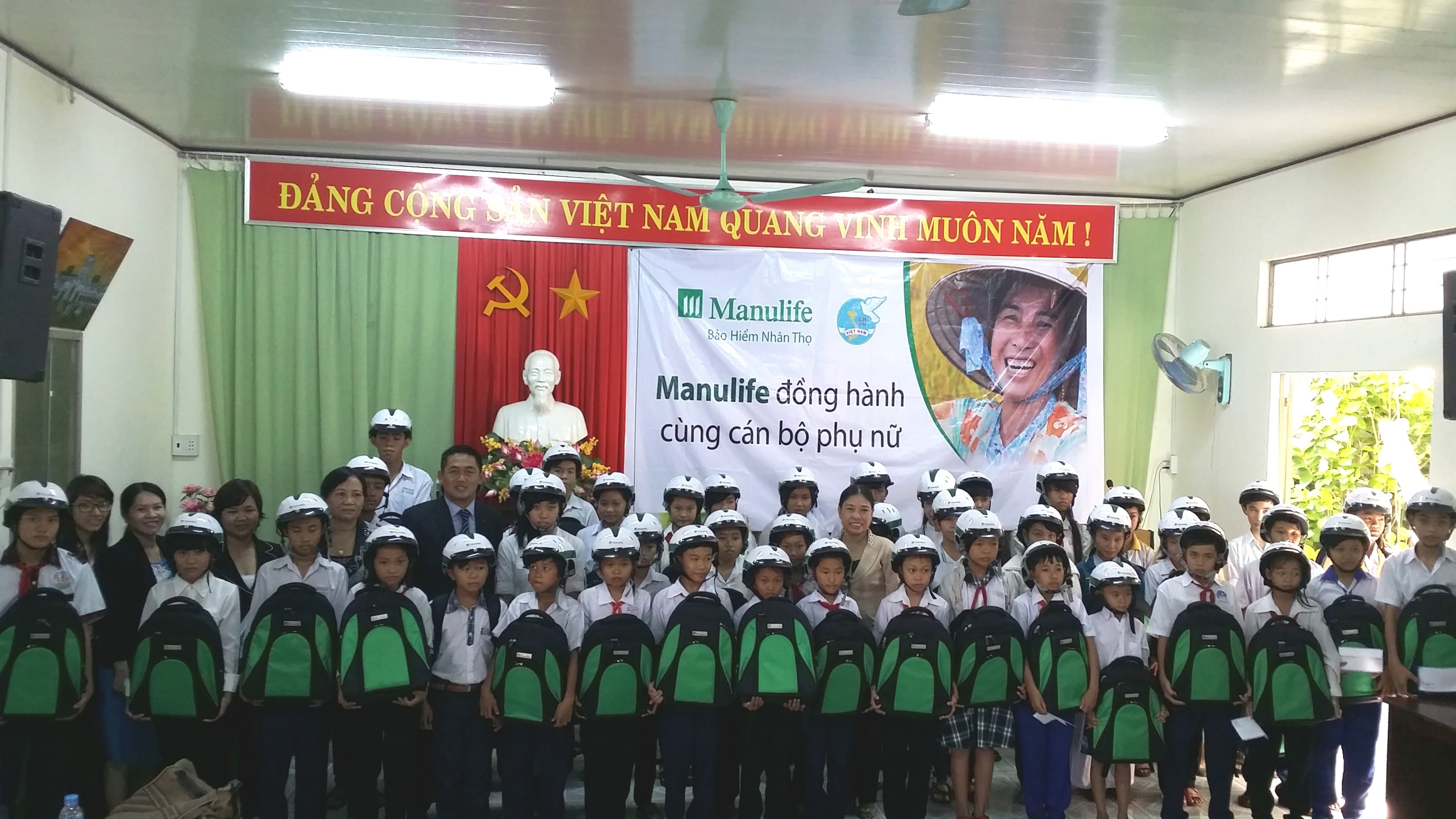 Hơn 140.000 phụ nữ tham gia bảo hiểm vi mô “Bạn đồng hành” - 2 Manulife đồng hành lan tỏa đến cùng cán bộ phụ nữ