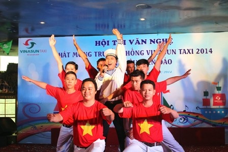 Tay trắng đổi đời nhờ quyết tâm theo nghiệp “ôm” vô-lăng taxi - 2 Giải nhất đơn ca bài hát “Tổ quốc gọi tên mình” do lái xe
Vũ Việt Đoàn - chi nhánh 5 trình bày