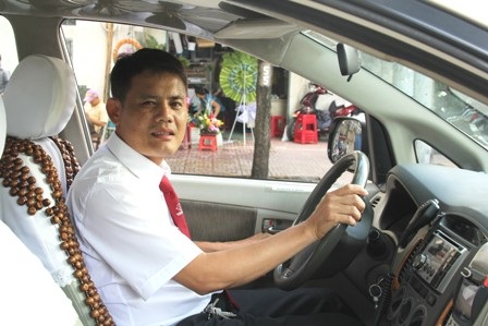 Tay trắng đổi đời nhờ quyết tâm theo nghiệp “ôm” vô-lăng taxi - 1 Tài
xế Nguyễn Văn Lộc liên tiếp đoạt 2 giải thưởng lớn cấp công ty trong 2 năm 2013
và 2014