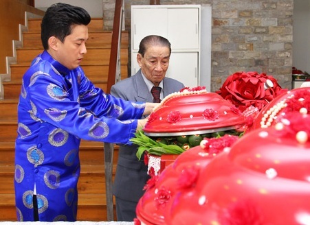Lam Trường chính thức "rước nàng về dinh" - 5 Lam Trường cùng ba kiểm tra lại lễ vật trước khi sang nhà cô dâu Yến Phương