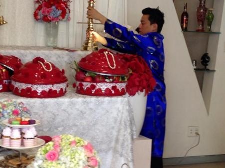 Lam Trường chính thức "rước nàng về dinh" - 2 Ngay từ rất sớm, mọi thứ đã được chuẩn bị tươm tất cho lễ rước dâu vào buổi sáng cùng ngày