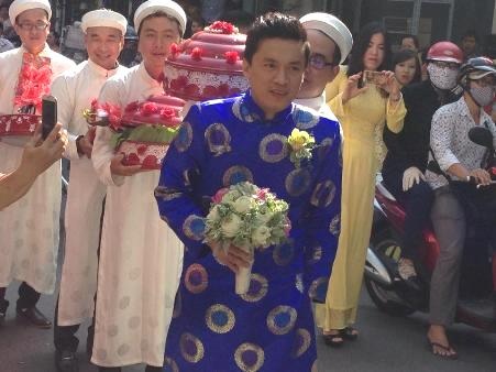 Lam Trường chính thức "rước nàng về dinh" - 12 Nam ca sĩ Mi ngoan gót ngà đầy rạng rỡ trên đường đến nhà cô dâu