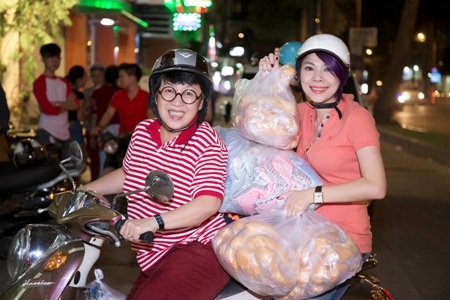 Thanh Thảo "khệ nệ" ôm bánh mì phát cho người nghèo - 4 Ít ai biết rằng, hoạt động ý nghĩa này đã được Thanh Thảo duy trì âm thầm cả năm nay.