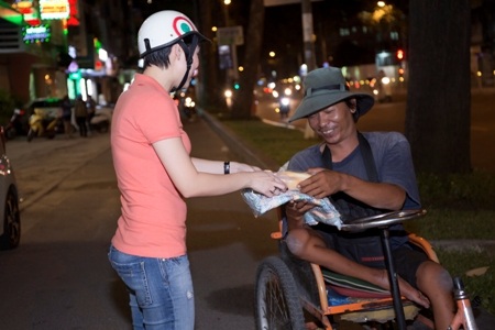 Thanh Thảo "khệ nệ" ôm bánh mì phát cho người nghèo - 6 Nữ ca sĩ thường phát bánh mì và chăn ấm ở những con đường có nhiều người khó khăn.