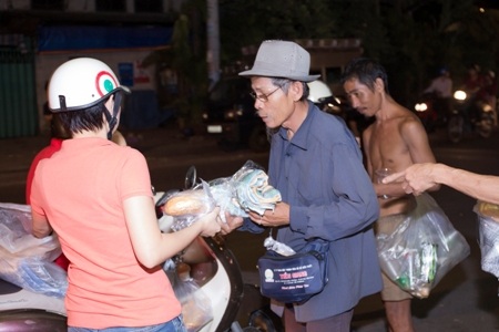 Thanh Thảo "khệ nệ" ôm bánh mì phát cho người nghèo - 7 Nữ ca sĩ thường phát bánh mì và chăn ấm ở những con đường có nhiều người khó khăn.