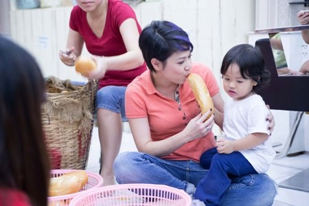 Thanh Thảo "khệ nệ" ôm bánh mì phát cho người nghèo - 10 Chia sẻ về quỹ Bánh mì tình thương, Thanh Thảo nói: