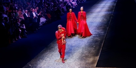 Đỗ Mạnh Cường bất ngờ bế con trai nuôi lên sàn catwalk - 21 T.H