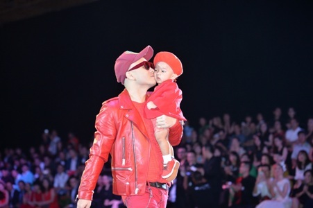 NTK Đỗ Mạnh Cường cùng con trai nuôi Đỗ Hoàng Phúc trên sàn catwalk