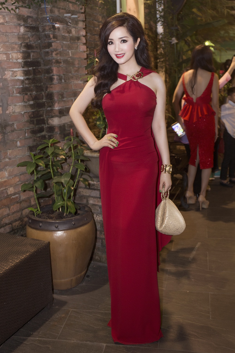 Hoa hậu không tuổi xuất hiện sang trọng và nổi bật với chiêc đầm dạ hội màu đỏ rực.