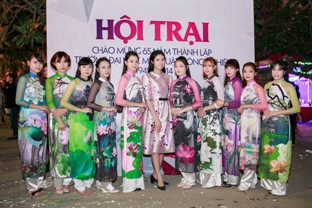 Hoa hậu Ngọc Hân mang BST áo dài về thăm trường cũ - 9 Hoa hậu nhận được rất nhiều tình cảm yêu mến và sự chào đón nồng nhiệt từ các sinh viên đàn em.