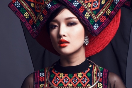 Hoa hậu Triệu Thị Hà ấn tượng với áo dài đội khăn piêu