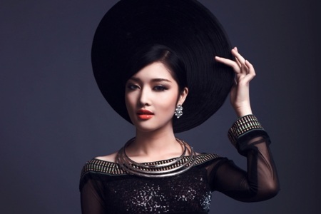 Hoa hậu Triệu Thị Hà ấn tượng với áo dài đội khăn piêu