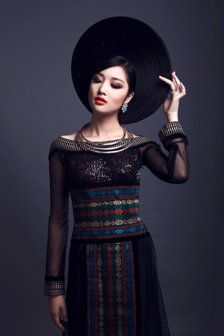 Hoa hậu Triệu Thị Hà ấn tượng với áo dài đội khăn piêu