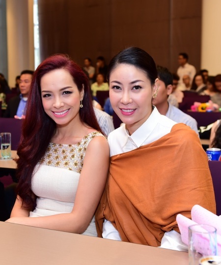 Hai mỹ nhân thu hút nhiều ống kính hướng về mình