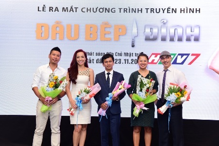 MC Thúy Hạnh cùng đạo diễn và các giám khảo chính của chương trình