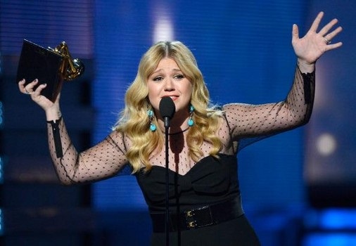Kelly Clarkson “khoe” con gái trước khi sang Việt Nam - 3 Ảnh cưới hạnh phúc của vợ chồng Kelly Clackson