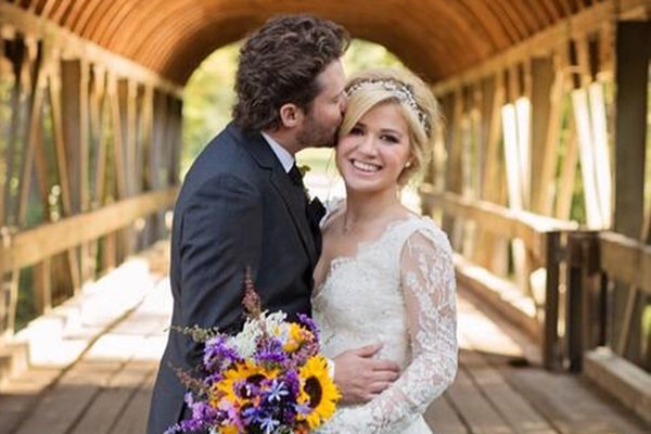 Kelly Clarkson “khoe” con gái trước khi sang Việt Nam - 2 Ảnh cưới hạnh phúc của vợ chồng Kelly Clackson