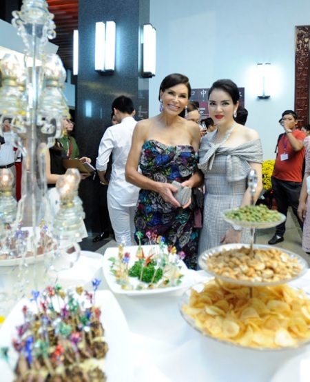 Lý Nhã Kỳ sang trọng bên nữ tỉ phú