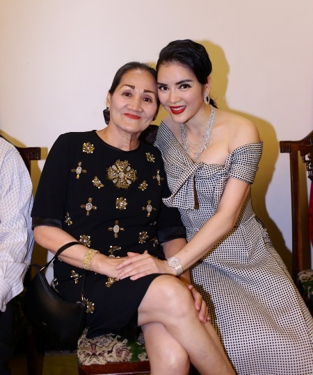 Mẹ của Lý Nhã Kỳ cũng có mặt để cổ vũ cho con gái.