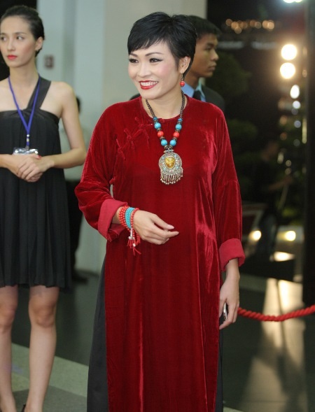 Phương Thanh mộc mạc với áo dài nhung điểm xuyết vòng cổ nổi bật