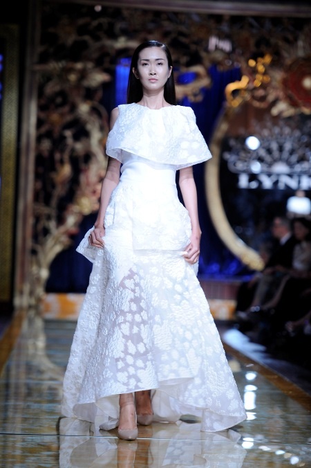 Một số hình ảnh trình diễn của bộ sưu tập mà các NTK quốc tế mang đến Việt Nam. Trong đó, 