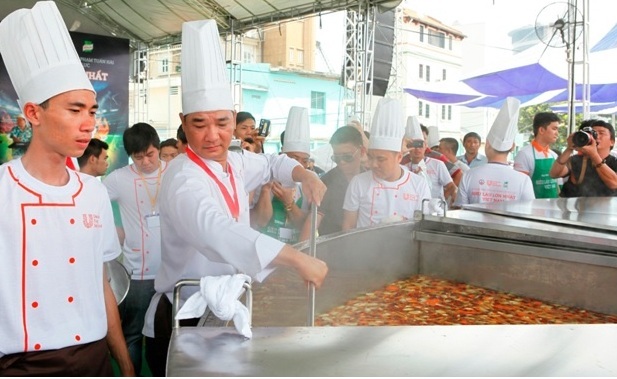 Đầu bếp Phạm Tuấn Hải - Bếp trưởng Unilever Food Solutions cùng tham gia chế biến siêu lẩu