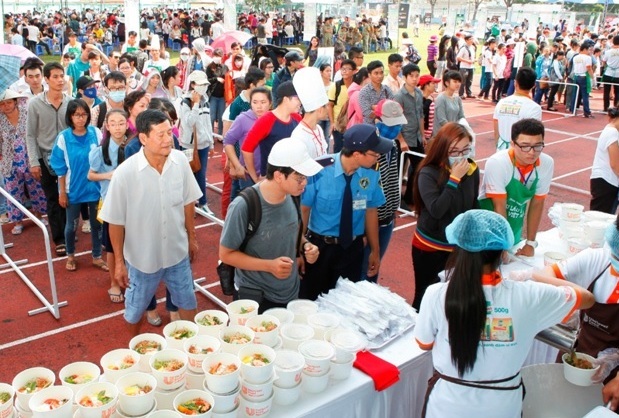 Và các khách mời cùng thưởng thức “siêu lẩu”