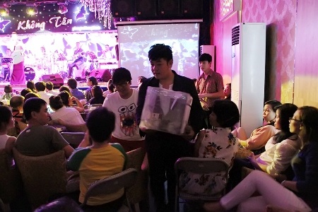 Vợ chồng diễn viên Gia Bảo góp mặt với một tiết mục tấu hài