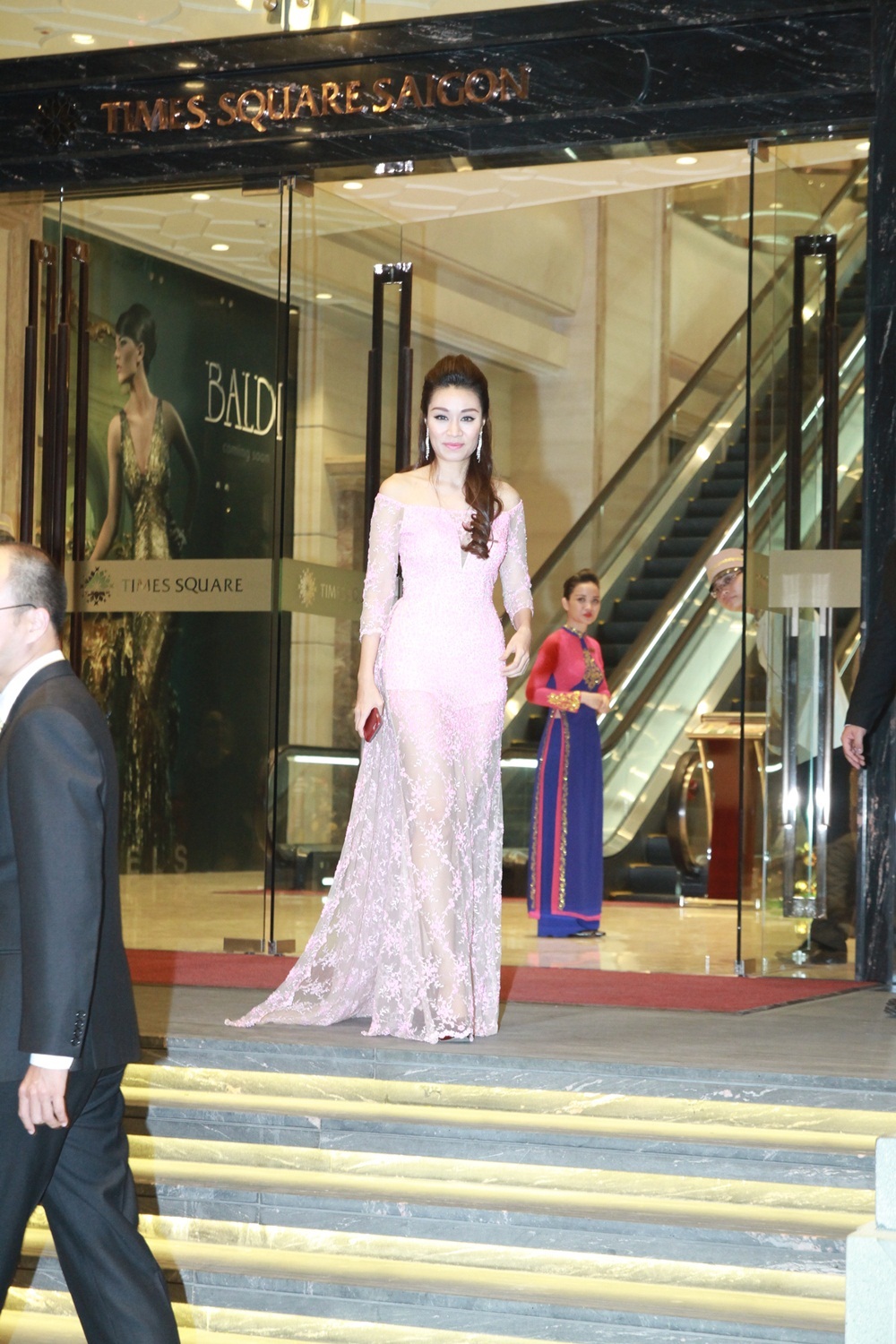 Sao Việt "quậy" tưng bừng trong đám cưới Lam Trường - 6 Cháu gái của Lam Trường, nữ ca sĩ Minh Thư xuất hiện trong chiếc dạ hội lộng lẫy.