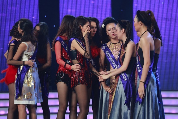 Thí sinh “Hoa khôi áo dài VN” bật khóc khi giám khảo hỏi về “hàng giả, hàng nhái” - 3 Các thí sinh nghẹn ngào chia tay Vũ Thị Ngọc
