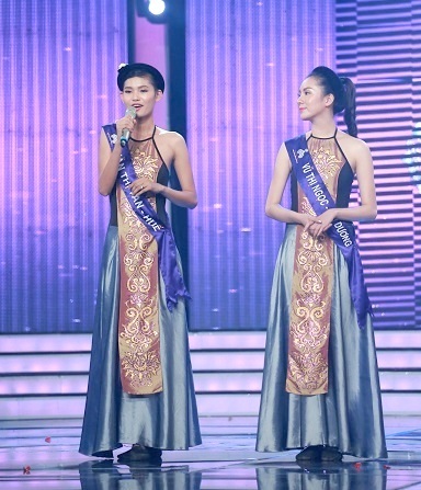 Thí sinh “Hoa khôi áo dài VN” bật khóc khi giám khảo hỏi về “hàng giả, hàng nhái” - 1 Văn Thị Vân tự tin trả lời ứng xử
