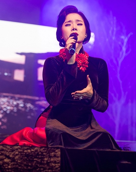 Lệ Quyên còn tặng khán giả những ca khúc xúc động về quê hương