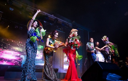 Các ca sĩ chào tri ân khán giả kiều bào sau khi kết thúc đêm diễn thành công