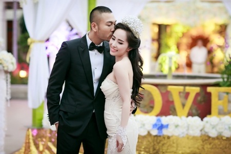 Quỳnh Nga - Doãn Tuấn hôn nhau say đắm trong tiệc cưới sang trọng - 2 Chú rể Doãn Tuấn liên tục dành cho cô dâu Quỳnh Nga những nụ hôn trìu mến.