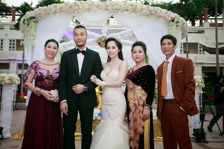 Quỳnh Nga - Doãn Tuấn hôn nhau say đắm trong tiệc cưới sang trọng - 3 Cô dâu chú rể hạnh phúc cùng với bố mẹ hai bên