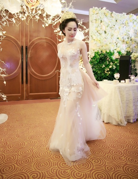 Quỳnh Nga - Doãn Tuấn hôn nhau say đắm trong tiệc cưới sang trọng - 4 Quỳnh Nga lộng lẫy trong chiếc áo cưới trị giá 6000 USD do NTK Hoàng Hải thực hiện.