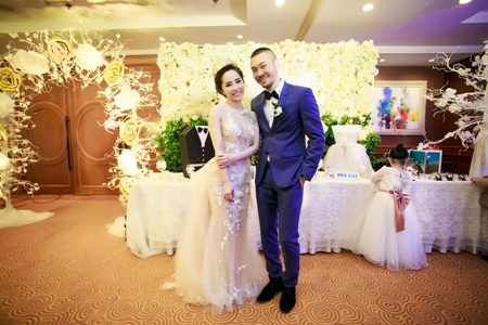Quỳnh Nga - Doãn Tuấn hôn nhau say đắm trong tiệc cưới sang trọng - 5 Không gian cưới của cả hai cũng được trang hoàng toàn màu trắng.
