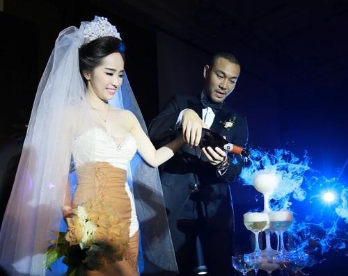 Quỳnh Nga - Doãn Tuấn hôn nhau say đắm trong tiệc cưới sang trọng - 8 Quỳnh Nga xúc động rót rượu mừng cùng với người chồng mới cưới của mình.