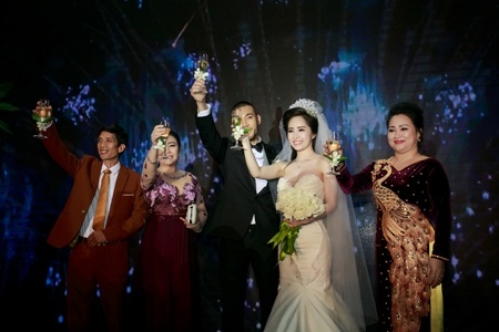 Quỳnh Nga - Doãn Tuấn hôn nhau say đắm trong tiệc cưới sang trọng - 9 Quỳnh Nga xúc động rót rượu mừng cùng với người chồng mới cưới của mình.