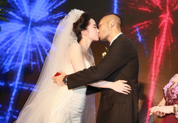 Quỳnh Nga - Doãn Tuấn hôn nhau say đắm trong tiệc cưới sang trọng - 10 Sau đó, Quỳnh Nga và Doãn Tuấn còn trao nhau một nụ hôn say đắm trước đông đảo khách mời.