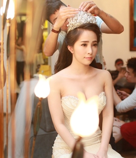 "Cá sấu chúa" Quỳnh Nga rạng rỡ bên Doãn Tuấn trong ngày cưới - 5 Cô dâu vô cùng rạng rỡ và gợi cảm với chiếc áo cúp ngực.