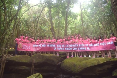 Thí sinh Hoa hậu Việt Nam "trèo đồi lội suối" vì môi trường - 7 Các thí sinh HHVN tại Suối Tranh, Phú Quốc (video: T.H)