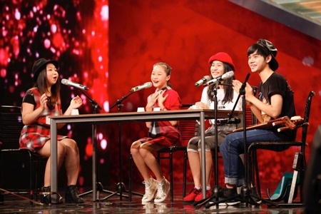 Thí sinh Vietnam’s got talent gây sửng sốt khi đập vỡ iphone của giám khảo - 12 Phần trình diễn tài năng của 4 chị em họ với nhạc cụ độc đáo