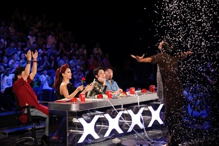 Thí sinh Vietnam’s got talent gây sửng sốt khi đập vỡ iphone của giám khảo - 5 Huỳnh Nhu còn tạo ra hoa hồng từ giấy và làm nên cành tuyết rơi