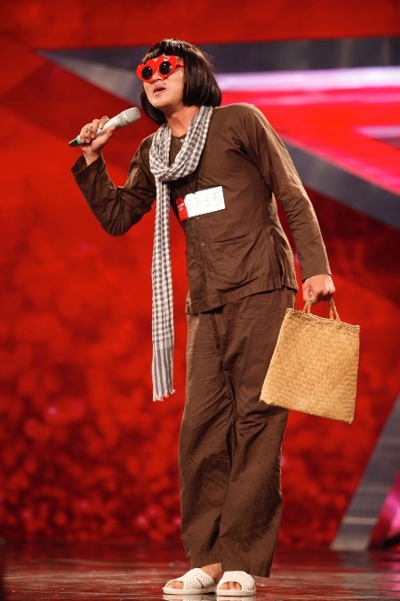 Thí sinh Vietnam’s got talent gây sửng sốt khi đập vỡ iphone của giám khảo - 4 Thí sinh Huỳnh Nhu đến từ Bến Tre với tài năng hát kết hợp nói tiếng bụng và ảo thuật